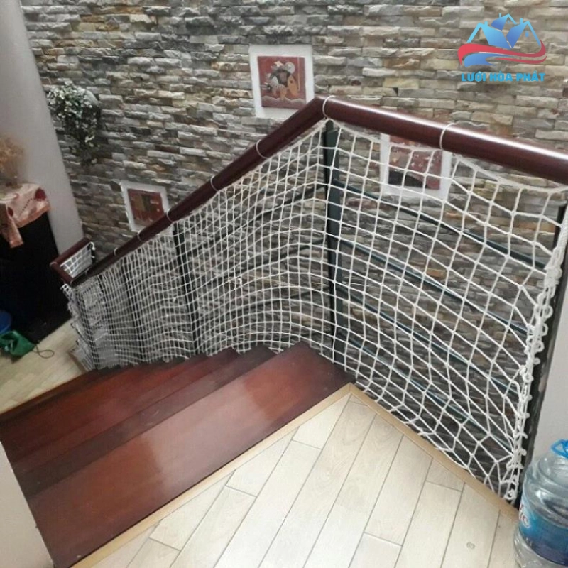 Lưới cầu thang nhà phố làm bằng lưới dù/lưới sợi tổng hợp