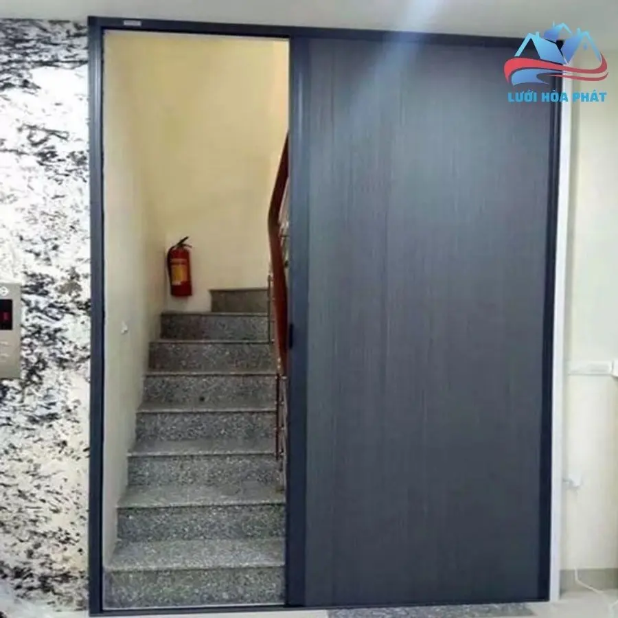 Vách tổ ong ngăn cầu thang phòng khách