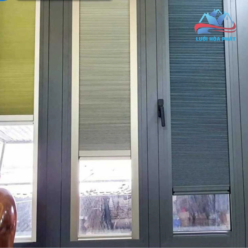 Rèm Tổ Ong Trên Kính