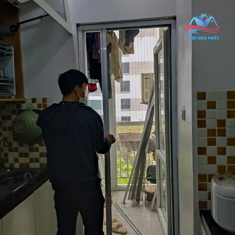 Lắp Đặt Cửa Lưới Chống Muỗi Tại Bếp Giúp Không Gian Bếp Thoáng, Bớt Mùi Khi Nấu Ăn