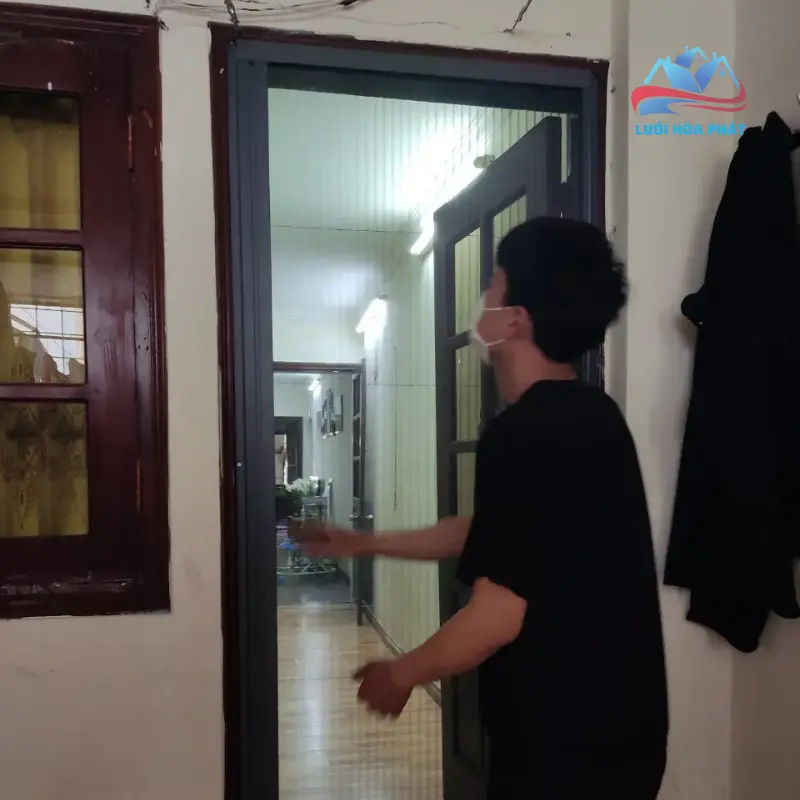 Không Ngủ Được Phòng Máy Lạnh, Khách Lắp Cửa Lưới Chống Muỗi Để Tạo Độ Thoáng, Ngăn Muỗi Và Côn Trùng Cho Bé