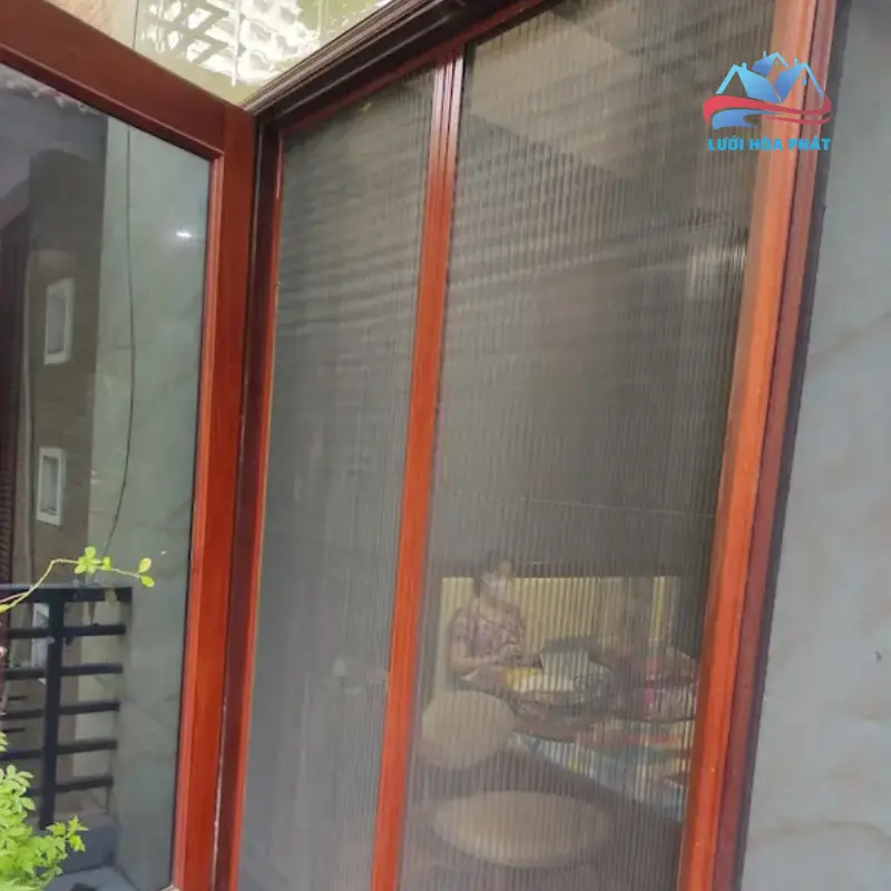 Lắp Đặt Cửa Lưới Chống Muỗi Vân Gỗ Dạng Xếp 2 Cánh Cho Phòng Làm Việc Thêm Mát Mẻ, Sáng Sủa Và Tiết Kiệm Điện Năng