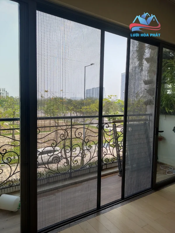 Lắp đặt cửa lưới chống muỗi dạng xếp 2 cánh màu xingfa, vừa ngăn chặn côn trùng hiệu quả, vừa đảm bảo sự thoáng mát cho không gian sống