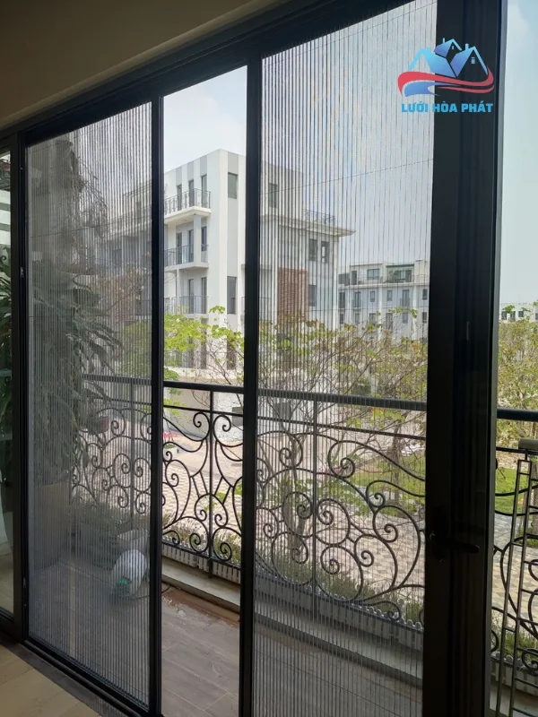 Lắp đặt cửa lưới chống muỗi dạng xếp 2 cánh màu xingfa, vừa ngăn chặn côn trùng hiệu quả, vừa đảm bảo sự thoáng mát cho không gian sống