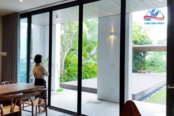 Lắp đặt cửa lưới chống muỗi dạng xếp màu xingfa cho cửa chính: Không ảnh hưởng đến tính thẩm mỹ, cũng không gây bất tiện khi đi lại