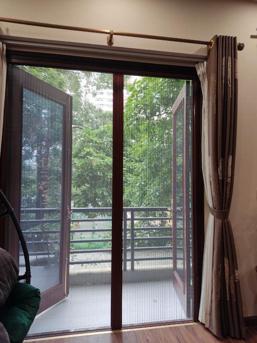 Lắp đặt cửa lưới chống muỗi dạng xếp 2 cánh vân gỗ DX 07