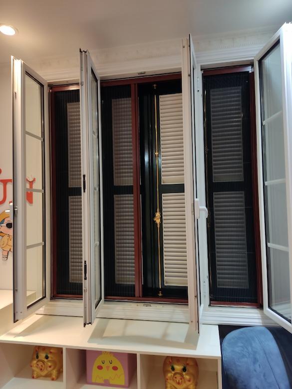 Lắp đặt cửa lưới chống muỗi dạng xếp 2 cánh vân gỗ DX 07