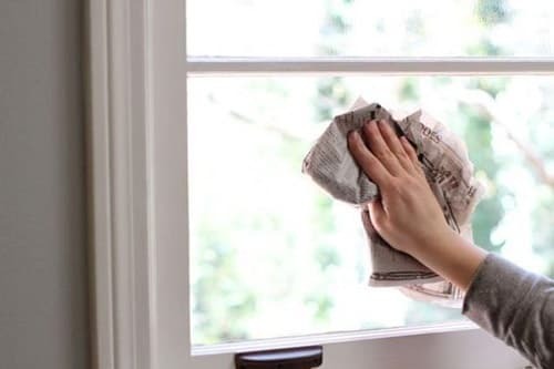 Vệ sinh cửa lưới chống muỗi xếp